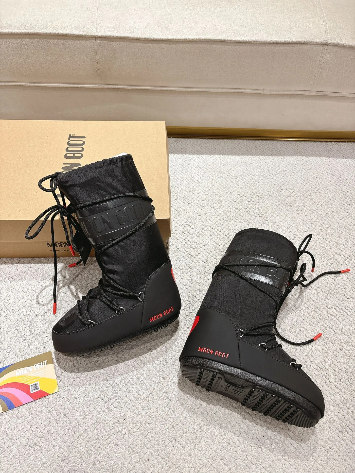 p700 long love style: ❤️ Moon Boot2025 vs autumn and winter popular snow boots series... [Ugly Moon Snow Boots] Forget UGG, fashionable people are wearing Moon Boot snow boots. If you find it difficult to accept the revival of UGG, then there is now a more alternative snow boot that is back, with an inner diameter of 4 cm. That is the Moon Boot. It was already very popular in the millennium. Back then, Paris Hilton and Victoria Beckham Celebrities often wear it, and now the Y2K trend is popular again. The same style is worn by young people in QQ shows, and the ugly snow boots that are shown in thousands of people have become popular again, regardless of men and women. They look slim but warm and easy to wear... ❶Fabric: Original custom/cowhide/woven wool/high mercerized waterproof cloth ❷Inner: original 100% silk cotton liner ❸foot: original 100% silk cotton liner ❹ Outsole: Original molded two-color non-slip outsole ❺ Sole thickness: 4cm (including **) ❻ Code number: 35/38; 39/41; ❼ Packaging: Original full set of packaging ☀ Color: Official website updated simultaneously